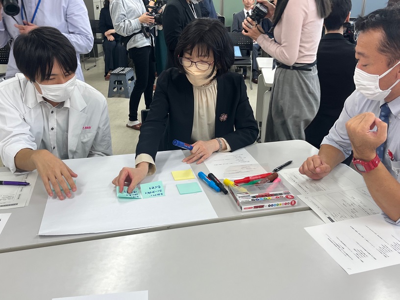 付箋に意見を書いて出し合う教師たち